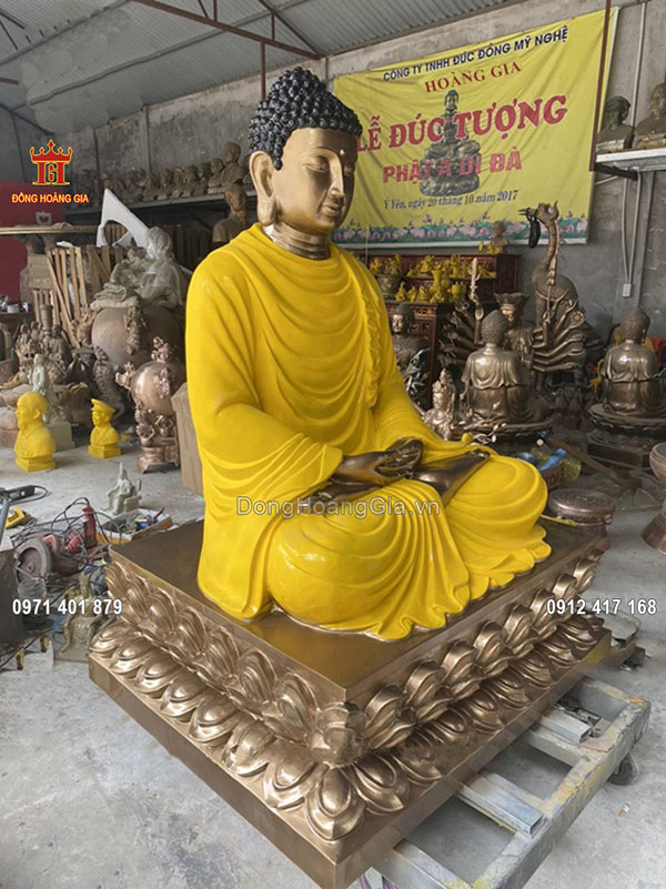 Bệ hoa sen Đức Phật ngồi được chạm khắc vô cùng tỉ mỉ, và chắc chắn